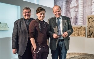 Georg Austen, Michael Patrick Kelly und Christoph Stiegemann in der CARITAS-Ausstellung
