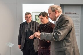 Georg Austen, Michael Patrick Kelly und Christoph Stiegemann in der CARITAS-Ausstellung