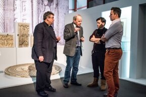 Georg Austen und Christoph Stiegemann begleiten Michael Patrick Kelly durch die Ausstellung